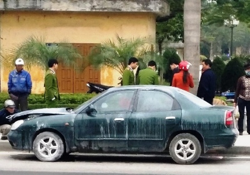 Oto boc chay khi dang dung den do, ca pho nao loan hinh anh