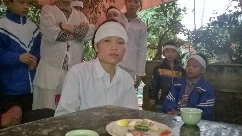 Chị Liên - vợ nạn nhân Ngân khẳng định, tối 19/12, chồng chị cùng ba nạn nhân còn lại sau khi ngồi nhậu ngay tại nhà. Rời nhà khoảng 30 phút, họ bất ngờ bị sát hại. Ảnh: Duy Cảnh