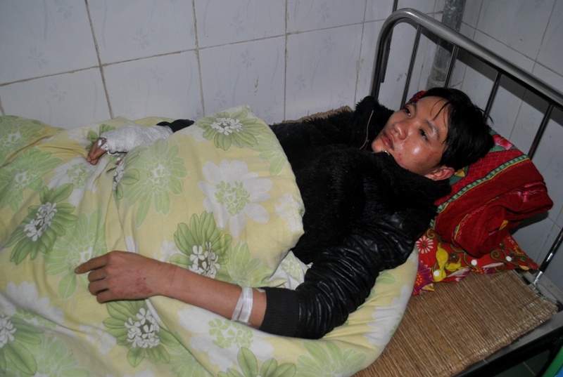 Dương - một trong hai nạn nhân sống sót đang nằm điều trị chấn thương tại bệnh viện. Ảnh: Duy Cảnh