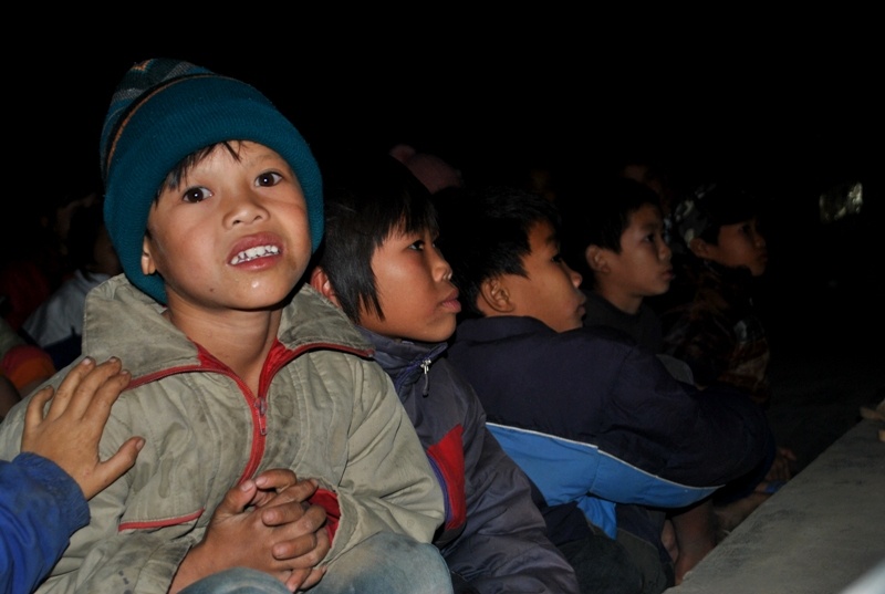 Ca lang co mot tivi, dan xem dong nhu nhung nam 1990 hinh anh