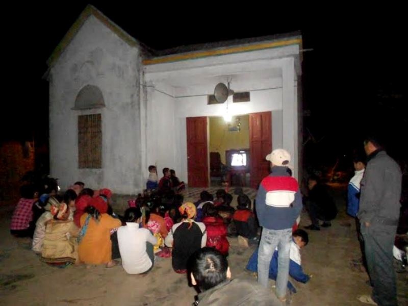 Ngay từ 18h hằng ngày, hàng chục người dân đã có mặt theo dõi các chương trình.