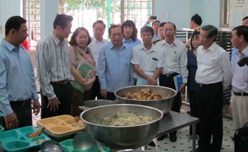 Ông Hứa Ngọc Thuận cùng các thành viên trong đoàn khảo sát bếp ăn.