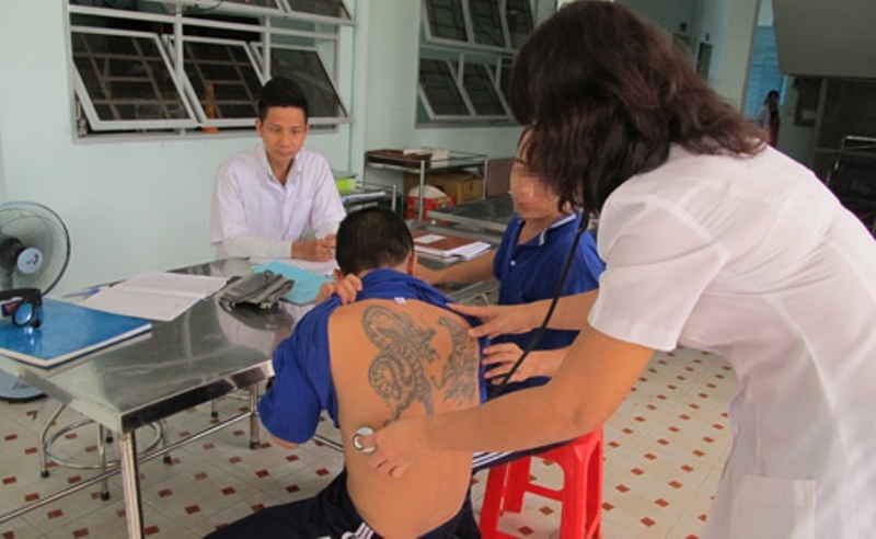 Bác sĩ khám sức khỏe cho người nghiện được đưa vào trung tâm