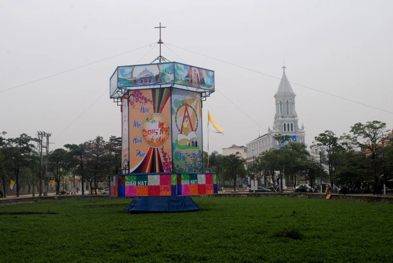 Chiếc đèn lồng khống lồ đặt trước Tòa giám mục tỉnh Thanh Hóa.