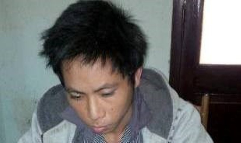 Ke van chuyen 10 banh heroin phong xe vao rung tron canh sat hinh anh