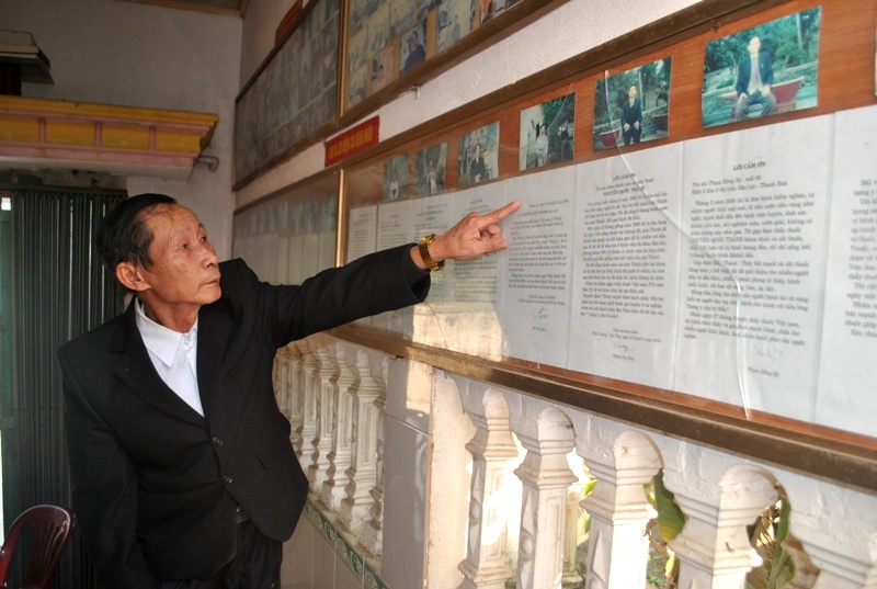 Sau khi được ông Thành chữa khỏi căn bệnh tưởng chừng vô phương cứu chữa, hàng trăm bệnh nhân đã viết giấy cảm ơn. Tất cả đều được gia chủ giữ gìn trưng bày cẩn thận xung quanh gian phòng khách. Ảnh: Duy Cảnh.