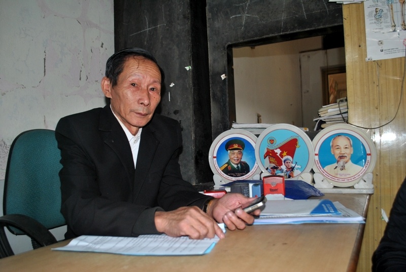 Ông Thành ngồi trên bàn làm việc hằng ngày. Với thành tích chữa khỏi bệnh cho hàng nghìn người, ông là  người đầu tiên ở tỉnh Thanh Hóa được mở công ty khám đông y, có dấu đỏ. Ảnh: Duy Cảnh.