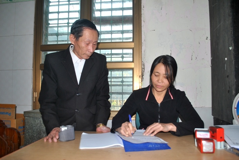 Ông luôn tỏ ra biết cách quan tâm đến tất cả mọi người, trong đó có bà Duyên (ảnh). Ảnh: Duy Cảnh.