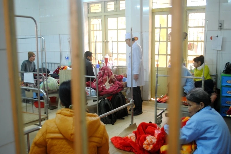 Dù đã qua cơn nguy kịch, anh Mỹ (nằm giường cạnh bác sĩ) lúc này tinh thần khá hoảng loạn, có biểu hiện bị chấn thương tâm lý. 