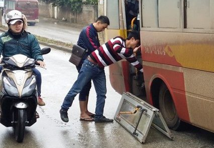 Xe buyt dang chay roi cua xuong duong hinh anh