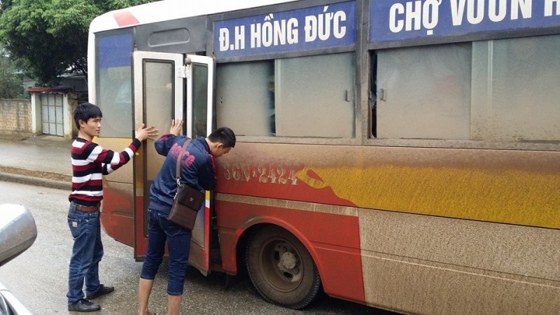 Tổ lái nhanh chóng xuống đỡ lên, dùng dây thép buộc cửa vào vị trí cũ rồi chạy tiếp. Ảnh