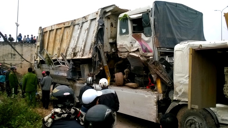 Hai xe tai 'cong nhau' lao xuong ruong, tai xe gay chan hinh anh