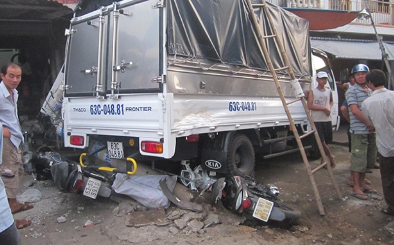 Xe container tong lien hoan, 3 nguoi phai cap cuu hinh anh