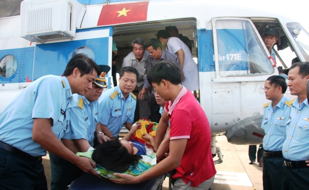 Dieu truc thang cap cuu benh nhan tu Phu Quoc ve Sai Gon hinh anh