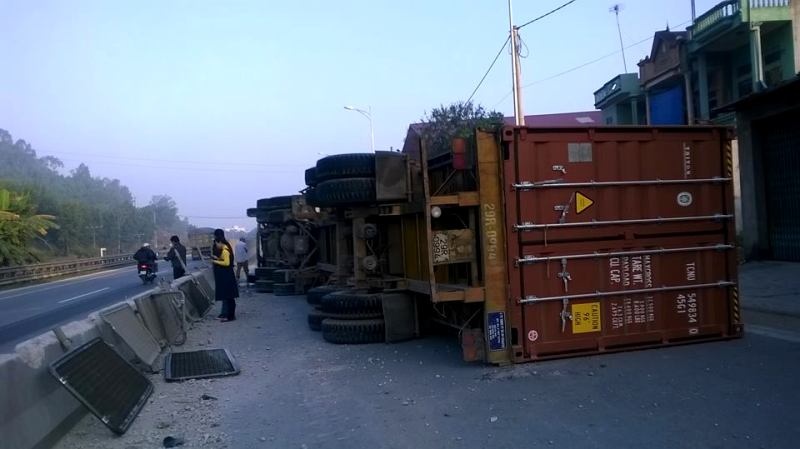 Tai xe buon ngu, xe container lat ngang giua duong hinh anh