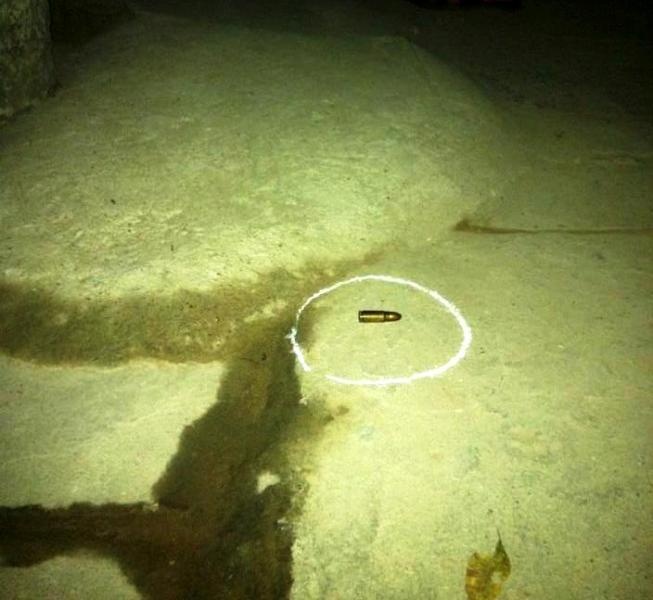 Cảnh sát tìm thấy một vỏ đạn (khoanh tròn) nằm dưới đất ngay gần vị trí ông Hiển bị bắn. Ảnh: