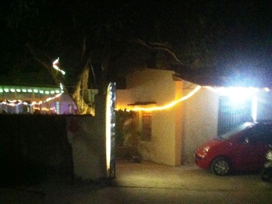 4 thanh nien bit mat no sung vao chu quan hat dem giao thua hinh anh