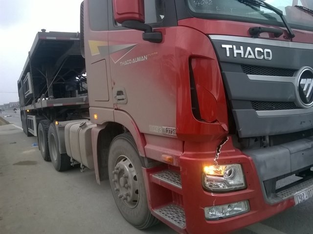 Lai xe om va khach bi tong tu vong luc rang sang hinh anh