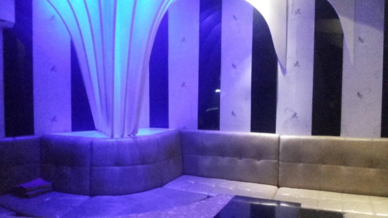 Một phòng hát karaoke trang trí bằng vật liệu gỗ, mút nệm