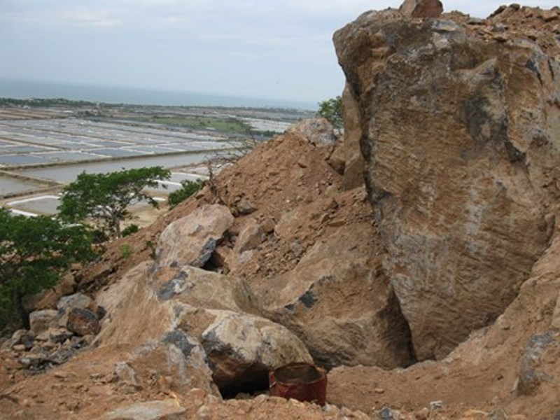 Kho bau nui Tau: Nha ngoai cam va thanh kiem Nhat Hoang hinh anh