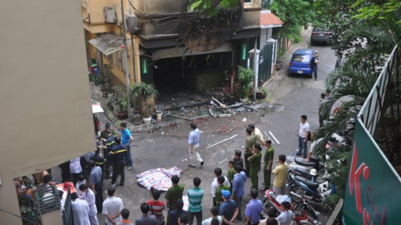 Vụ cháy xảy ra ngày 3-5-2014 tại quán karaoke Nhật Thực (ngõ 43 đường Giảng Võ, P.Cát Linh, Q.Đống Đa, Hà Nội) - Ảnh: Quang Thế