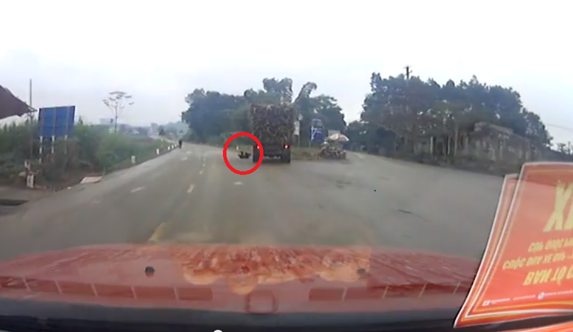 Video nam thanh nien thoat chet kho tin duoi banh xe tai hinh anh