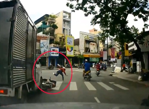 Clip nam thanh nien thoat chet ky dieu khi doi dau xe tai hinh anh