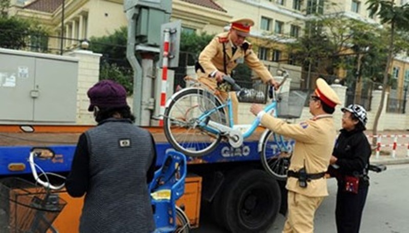 Ngam cau Nhat Tan, 2 cu ba bi lac duong ve hinh anh