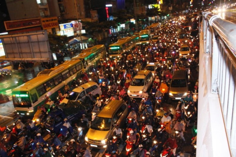 TP.HCM: De xuat tang thue, phi de han che xe ca nhan hinh anh