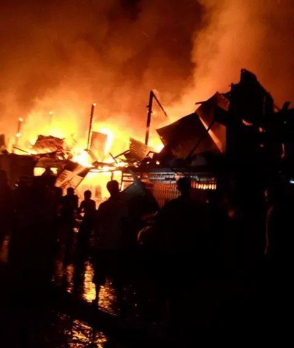 Trước đó vào khoảng 18h30 cùng ngày, khói lửa bất ngờ phủ trùm khu chợ trung tâm của huyện Thới Bình (thuộc khóm 8, thị trấn Thới Bình). Theo thông tin ban đầu, lửa khởi phát từ phía tiệm vàng Tấn Phát, gặp gió mạnh lan nhanh qua các cửa hàng khác phía mặt tiền chợ.