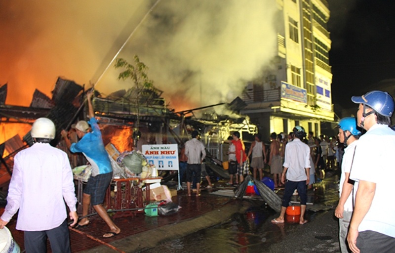 Thống kê ban đầu, vụ cháy thiêu rụi 10 cửa hàng kinh doanh quần áo, văn hóa phẩm, đồ nhựa…và 2 tiệm vàng.
