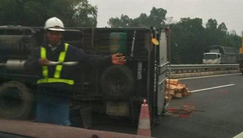 Xe tai cho go no lop lat nhao tren cao toc Noi Bai - Lao Cai hinh anh