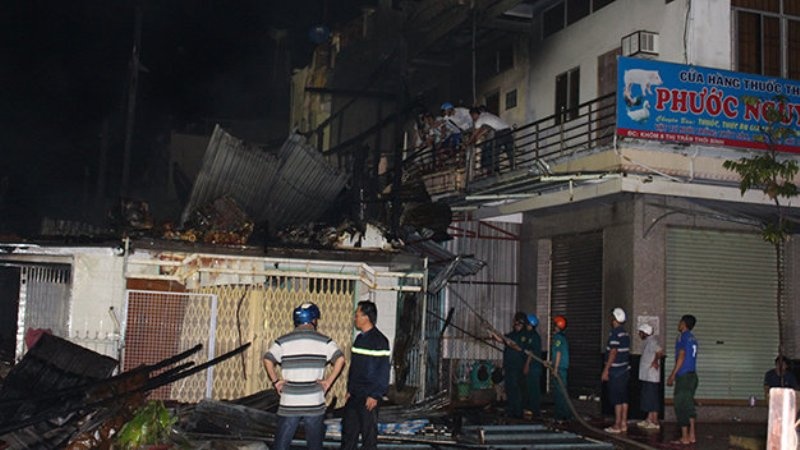 Chính quyền địa phương đang thống kê thiệt hại, làm rõ nguyên nhân vụ cháy và huy động lực lượng giúp dân thu dọn đống đổ nát sau hỏa hoạn. 