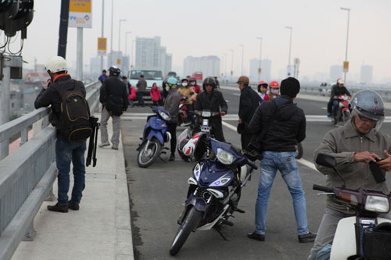 Dung, do chup anh tren cau Nhat Tan se bi xu phat nghiem hinh anh