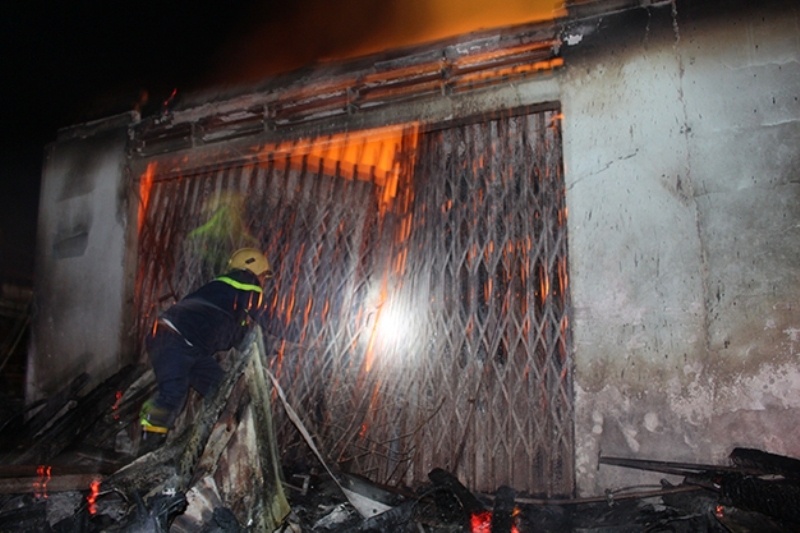 Lực lượng chữa cháy tại chỗ cố gắng dập lửa nhưng bất thành, lửa mỗi lúc một cao và lan rộng ra các cửa hàng xung quanh. Khoảng 19h50, ba xe chữa cháy chuyên dụng cùng hàng chục cán bộ chiến sĩ của cảnh sát PCCC Công an Cà Mau mới tới hiện trường. Đến 21h đám cháy mới được dập tắt hoàn toàn.