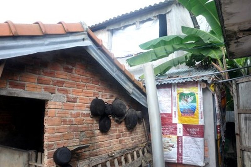 Cả gia đình bà Phương vẫn ở căn nhà cấp 4 phía trước, nhưng đầu tư tiền để xây nhà lầu cho heo và bò ở.