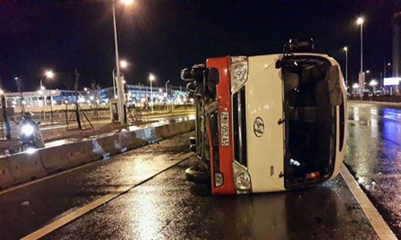 Xe khach 29 cho lat gan san bay Noi Bai hinh anh