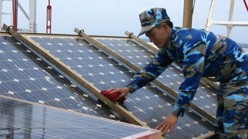 Anh Lương Văn Lừng lau chùi hệ thống pin mặt trời trên đảo Đá Lát. Ảnh: L.H.V.
