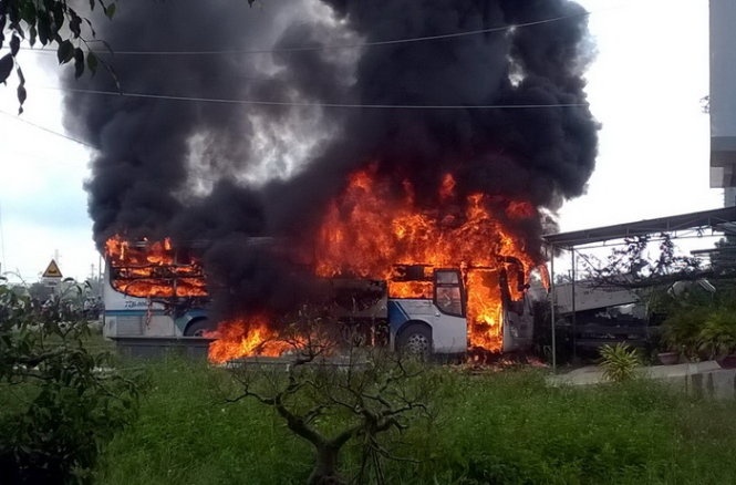 Chay de quyt tien xang, xe dau keo lao vao xe cong an hinh anh