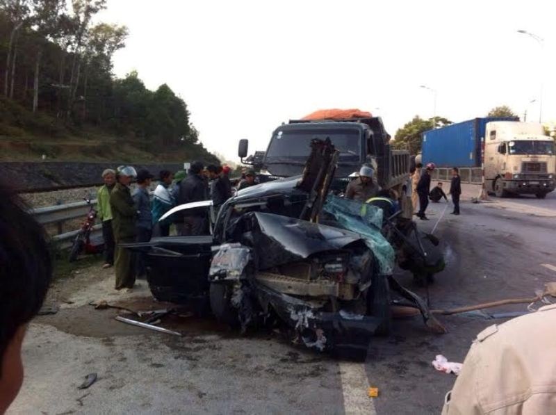 5 nguoi keu cuu trong chiec oto bep dum hinh anh