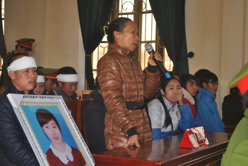 Mẹ nữ sinh xấu số giải bày trước tòa về những ngày tháng sau khi con gái bị sát hại. Ảnh: Duy Cảnh