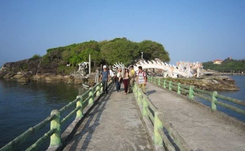 Giam doc mot cong ty du lich bi to hiep dam nu nhan vien hinh anh