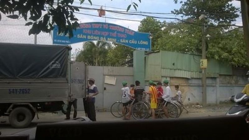  Cửa chính đóng kín và biển ngưng hoạt động.