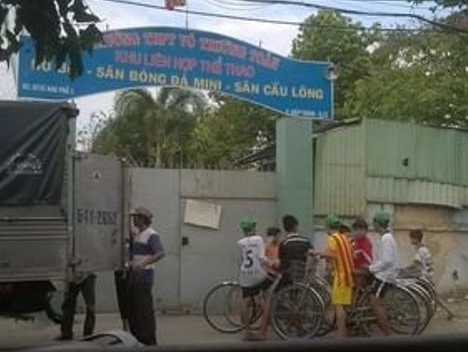 Nam sinh chet duoi trong ho boi Sai Gon hinh anh