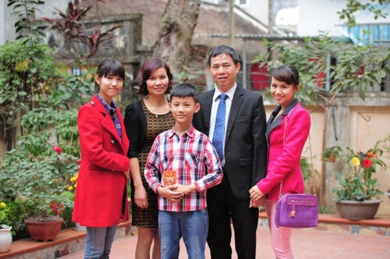 Chuyen 3 lan hoan cuoi cua vo chong bac si Truong Sa hinh anh