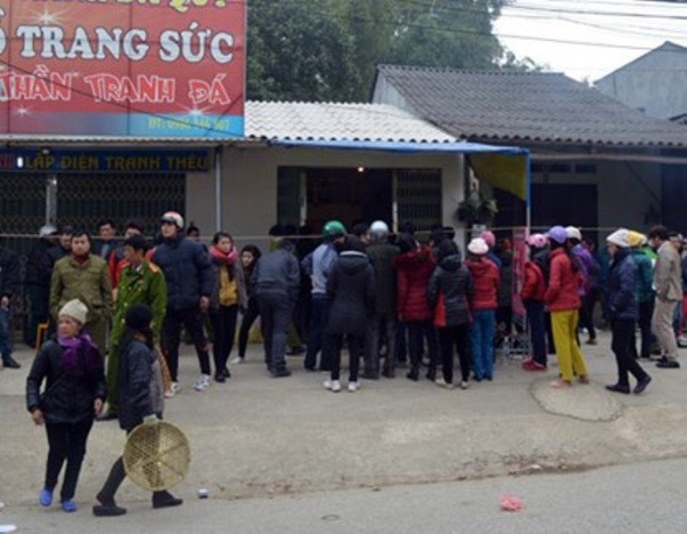 Phat hien doi nam nu chet trong ki ot khoa cua hinh anh