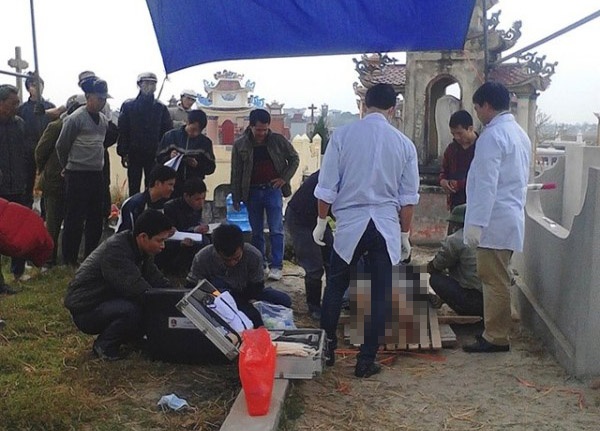 Cơ quan công an khám nghiệm tử thi.