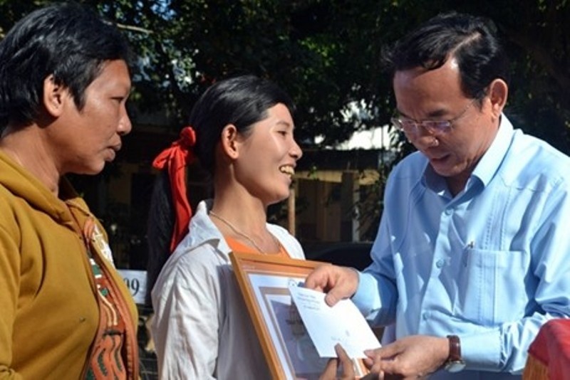 Chung suc cung dong bao ngheo xay dung nong thon moi hinh anh