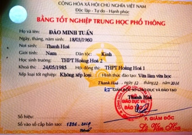 Bi thu xa co 2 ten, 2 bang tot nghiep cap ba gay xon xao hinh anh