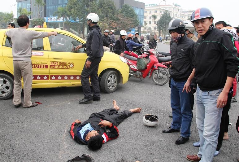 Tai xe nu lai xe hop tong xe may, 2 thanh nien nguy kich hinh anh